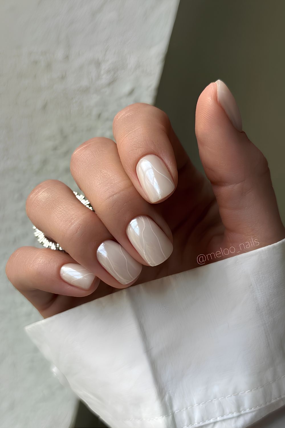 Weiße Chrome-Nägel mit Swirl-Akzenten