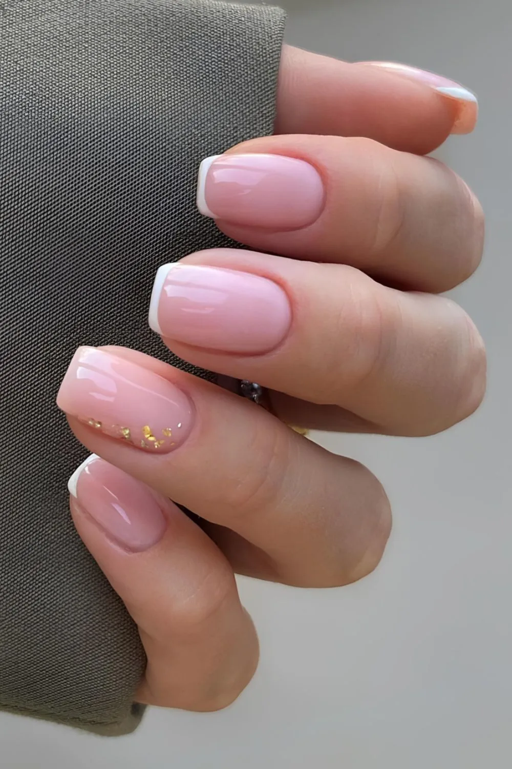 Weiße French Tips mit Goldfolien-Akzent