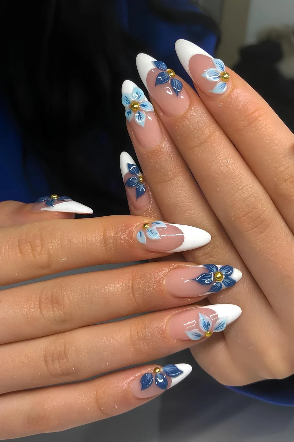Weiße French Tips mit blauen 3D-Blumen