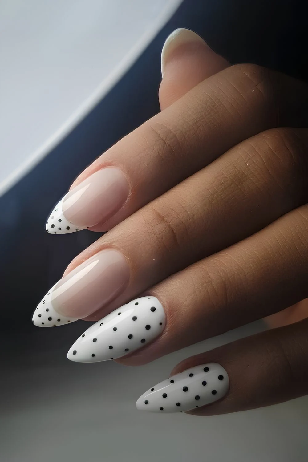 Weiße Mani mit schwarzen Mikro-Pünktchen