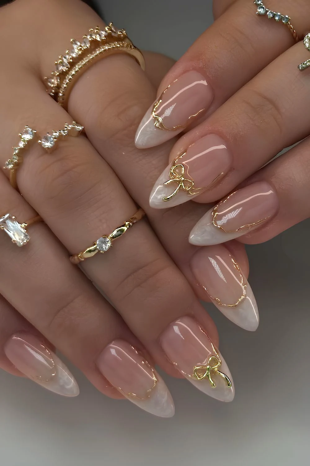 Weiße Marmor-French-Tips mit goldenen Schleifen