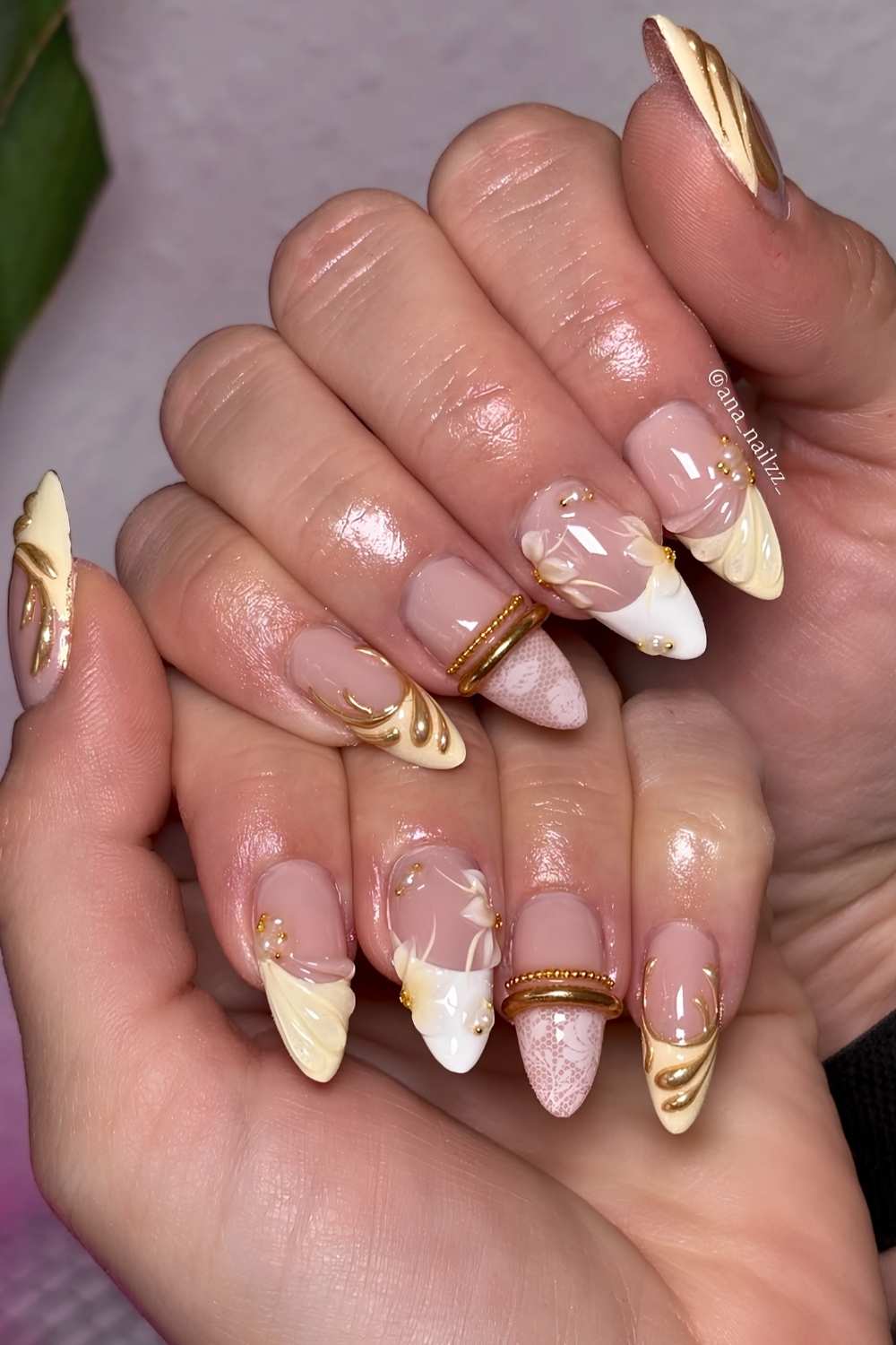 Weisse und gelbe Naegel mit Spitze und Armreif Design