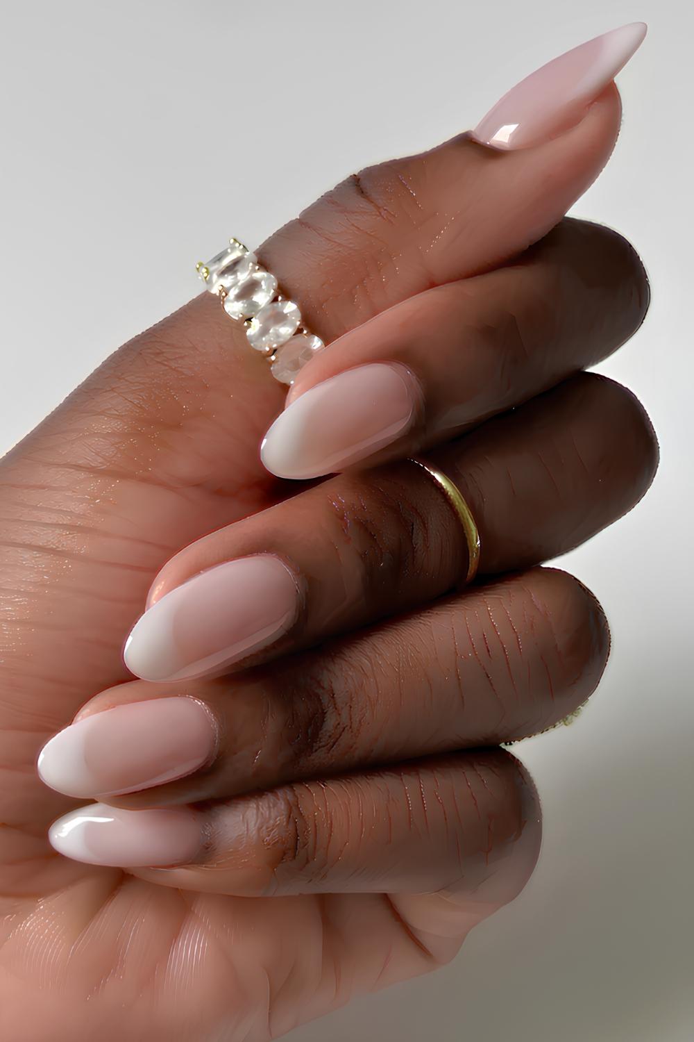 Weisse wolkige French Tip Manikuere