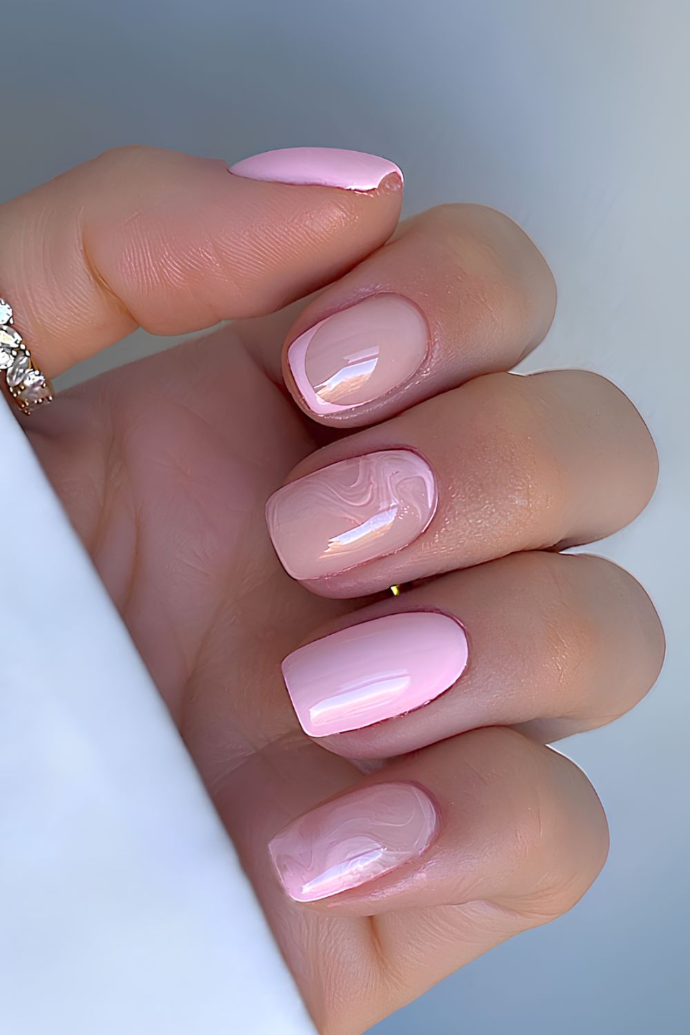 Zarte pastellrosa Vollton- und Marmor-Nägel