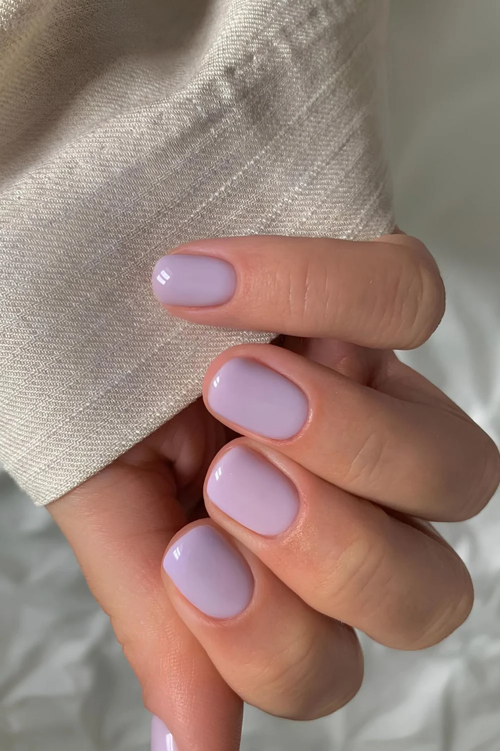 Zarter Lavendelton auf kurzen Nägeln