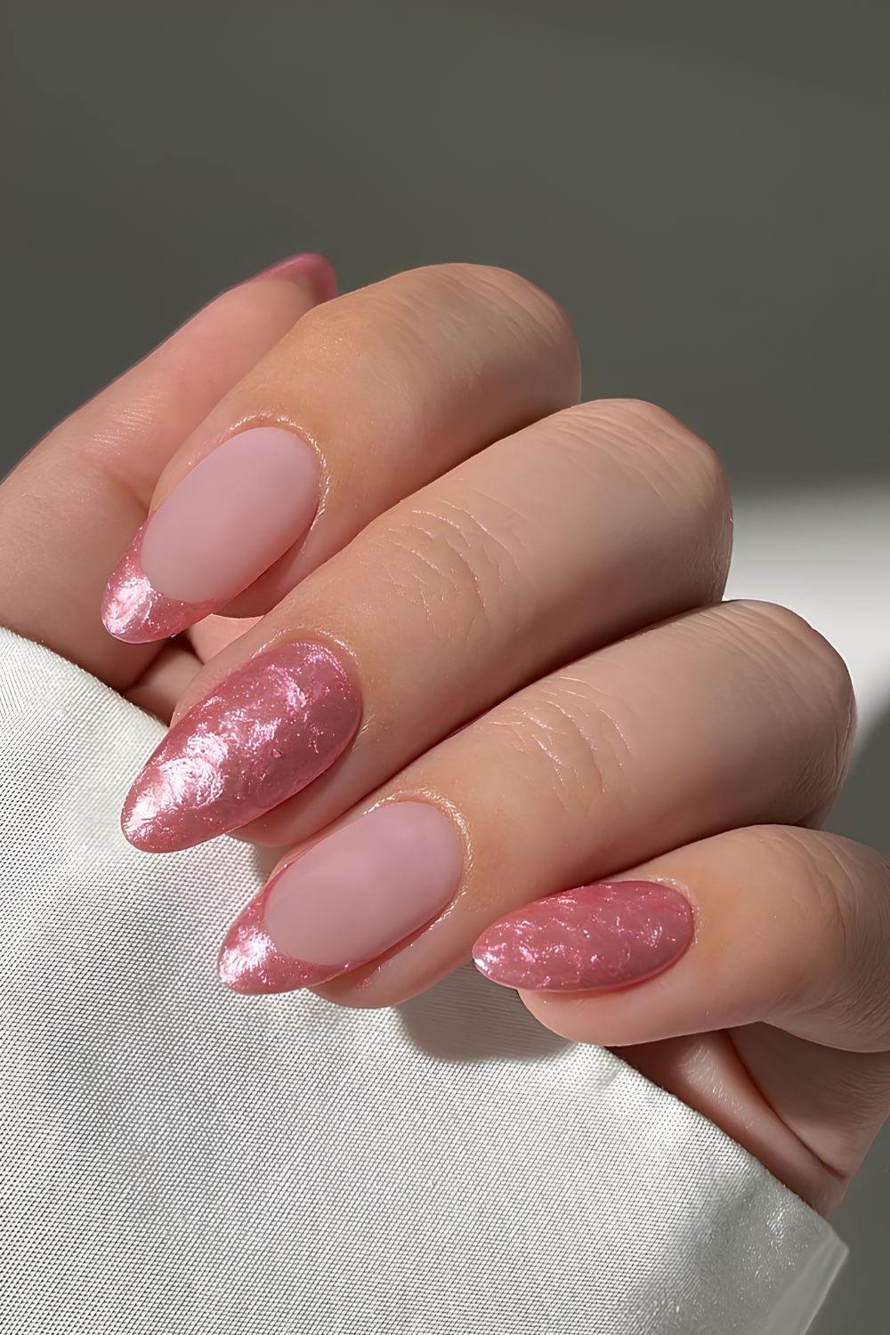 Zartrosa perlige French Tips und einfarbige Nägel