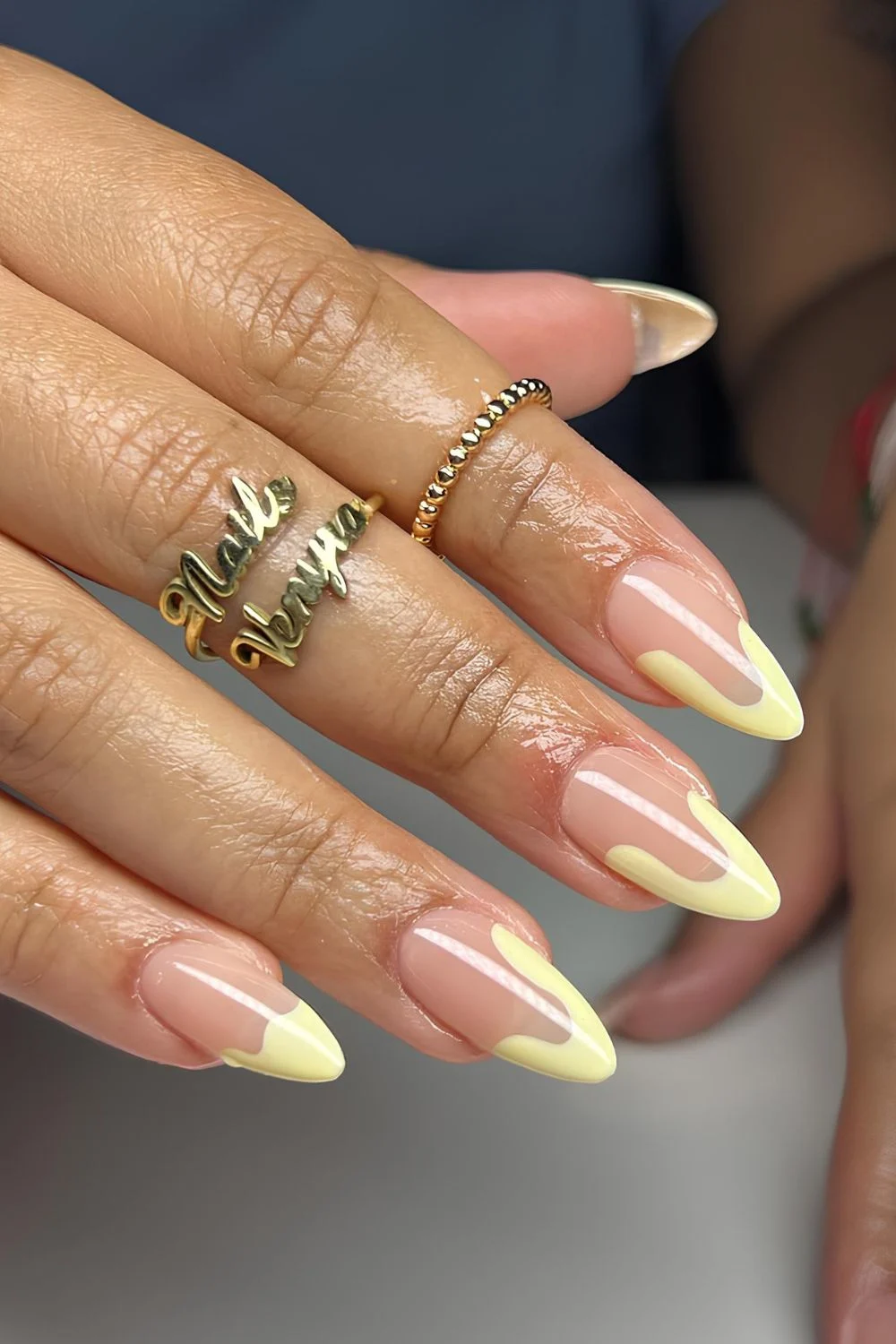 Abstrakte French-Nägel in Pastellgelb
