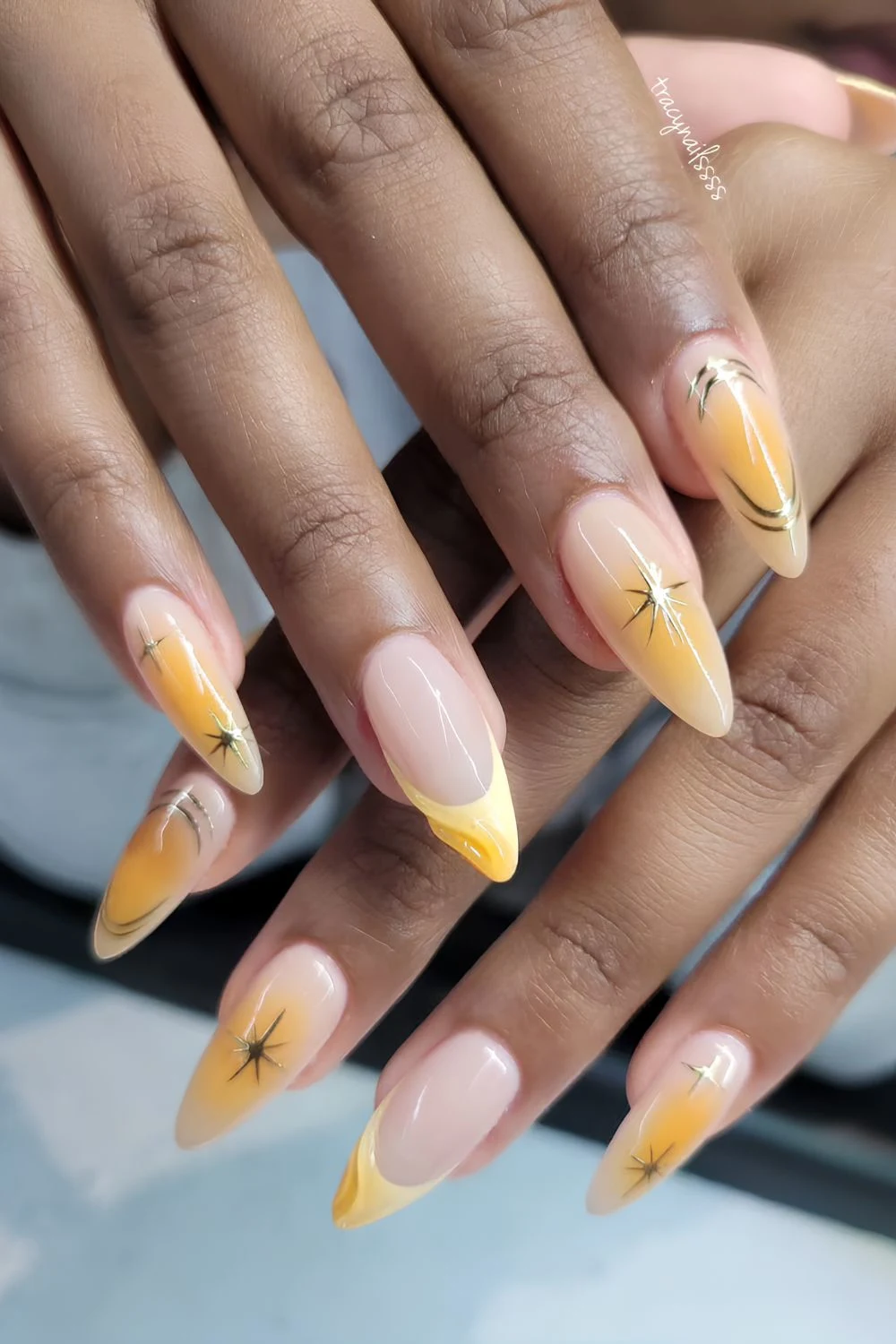 Ambergelbe Aura-Nägel mit goldenen Chrome-Akzenten