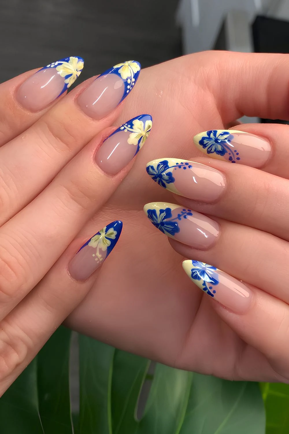 . Blaue und gelbe French-Nägel mit Hibiskus-Blumen