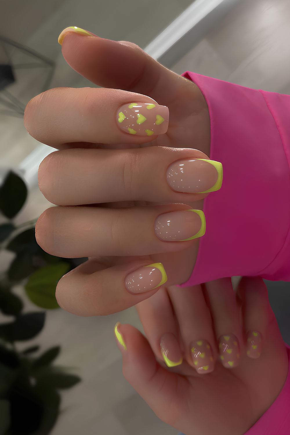 Buttergelbe Maniküre mit blühenden Blumen