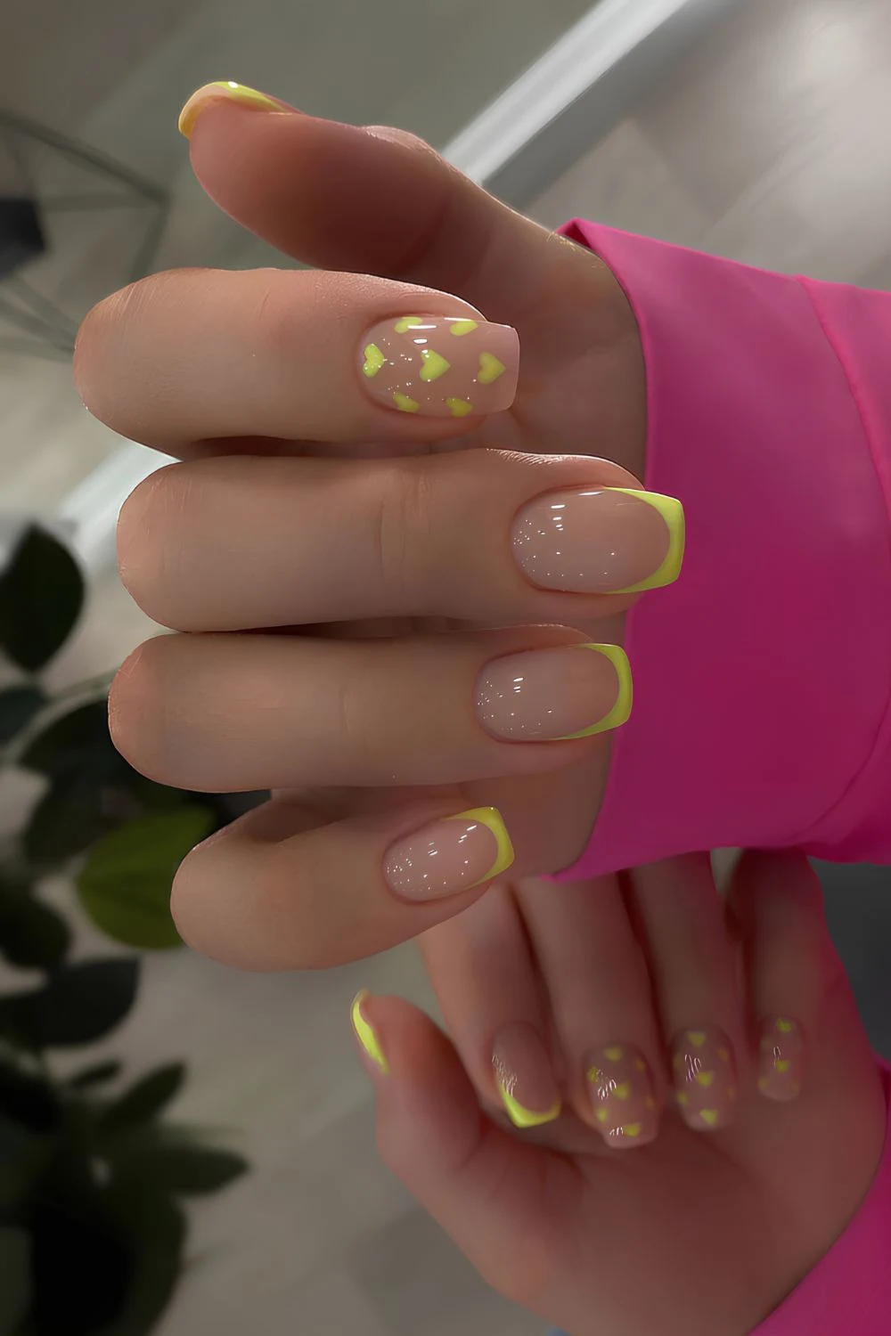 Buttergelbe Maniküre mit blühenden Blumen