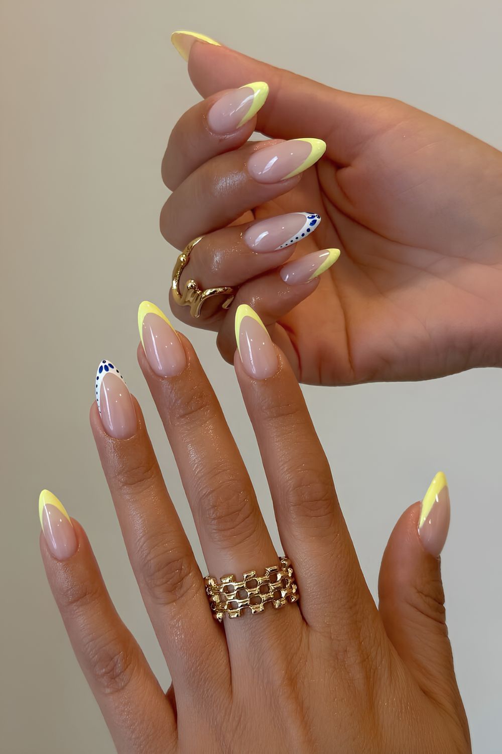 Gelbe French-Nägel mit blauen und weißen Akzentspitzen