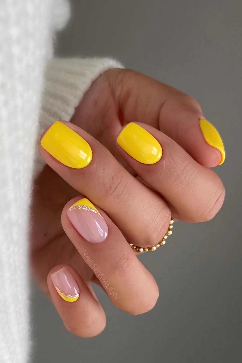 Gelbe Nägel mit Glitzer-Akzenten