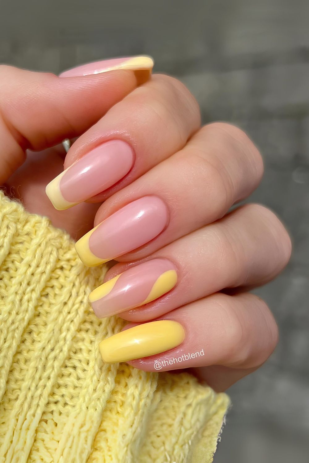 Gelbe Nägel mit Negative-Space-Design