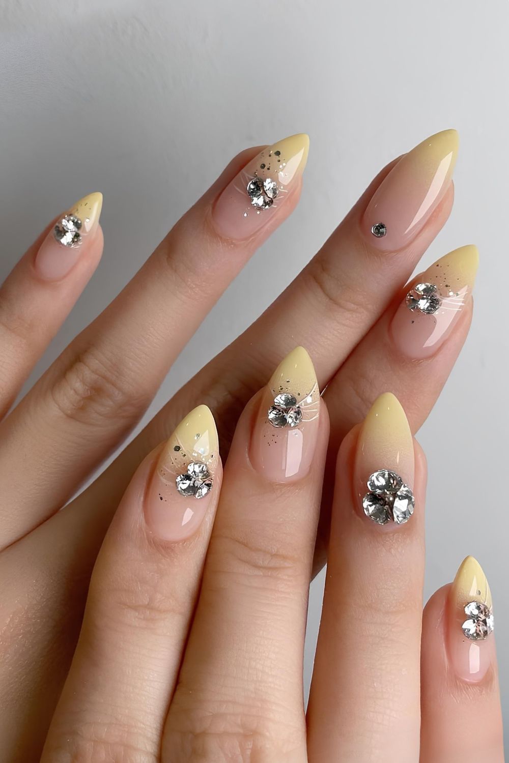 Gelbe Ombré-French-Nägel mit Strasssteinen