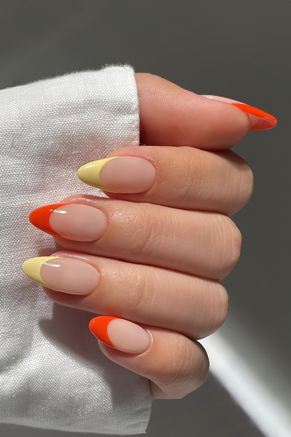 Gelbe und orangefarbene French-Nägel