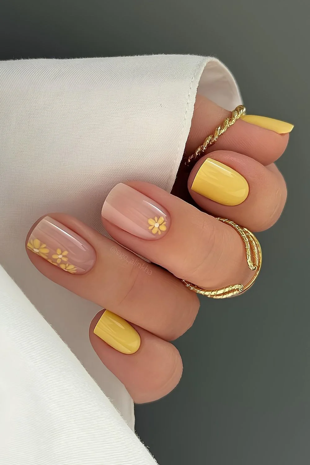 Gelbe und transparente weiße Nägel mit feinen Blumen-Details