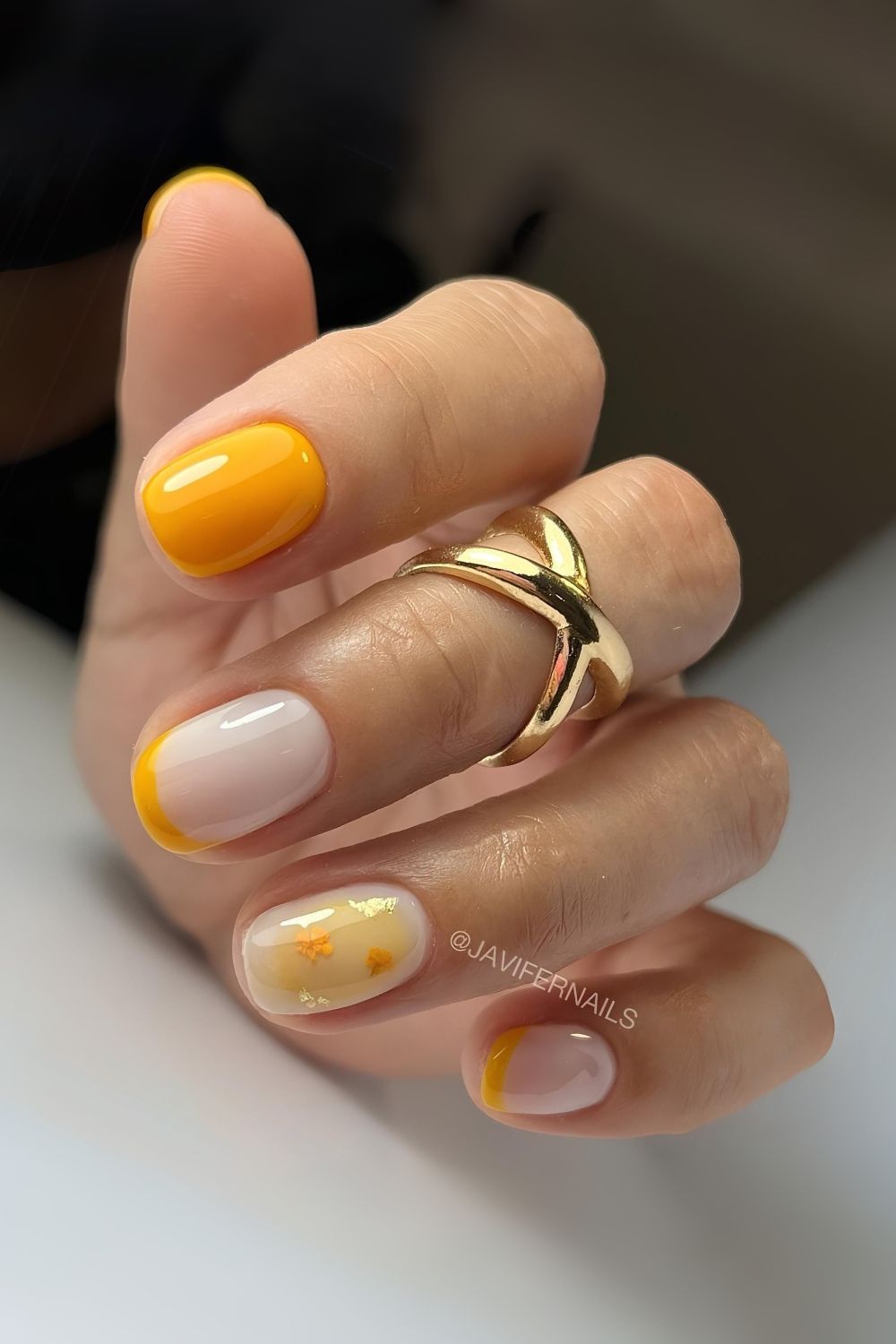 Honiggelbe und milchig weiße Nägel mit floraler Aura