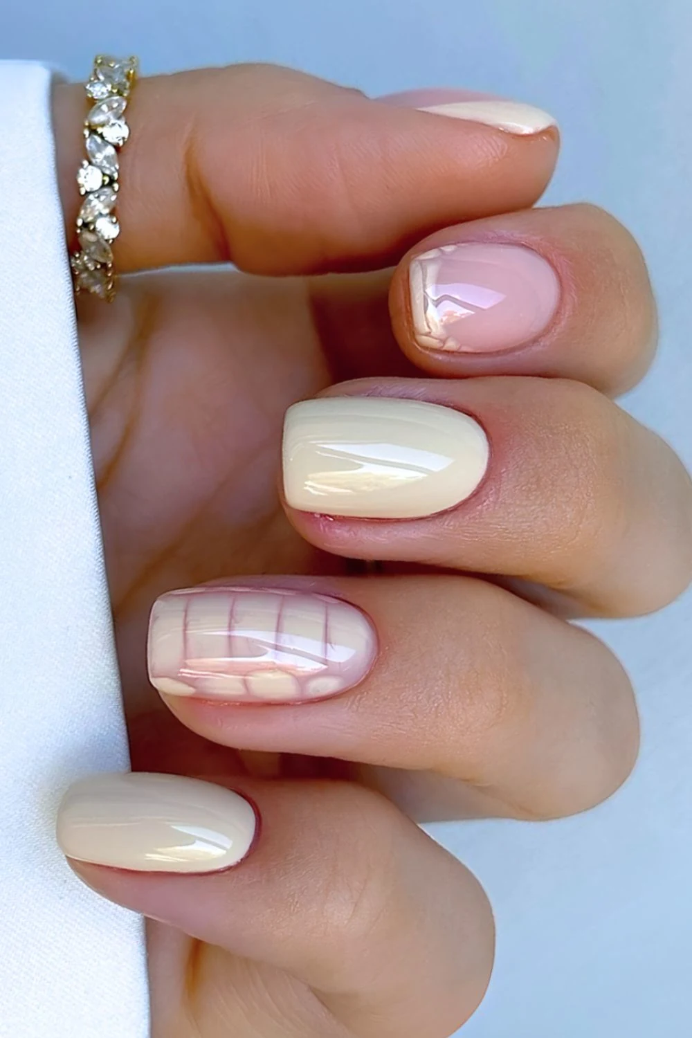 Kurze buttergelbe Nägel mit Croc-Print-Akzent