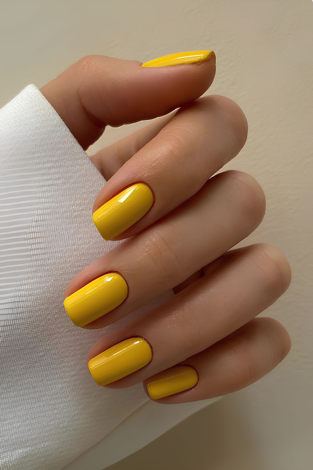 Kurze Nägel in sanftem Gelb (Mellow Yellow)