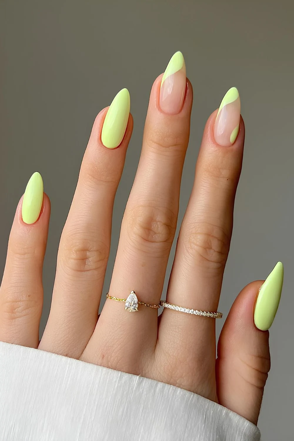 Neon-gelbe Nägel mit seitlichen French Tips