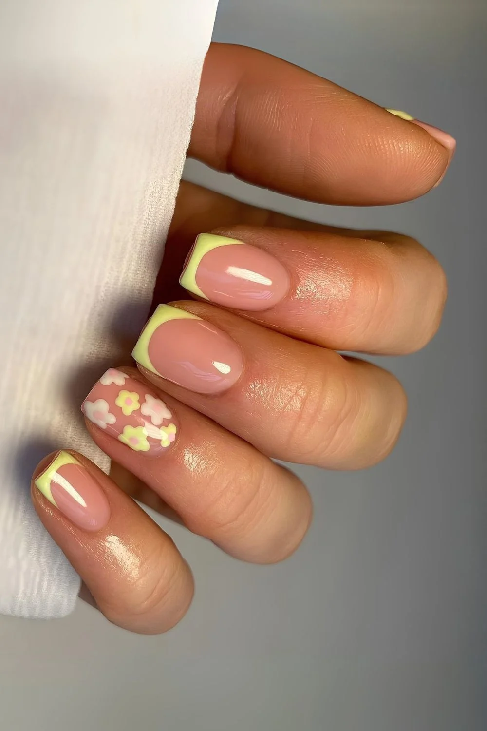 Zitronengelbe French-Nägel mit Retro-Blumen