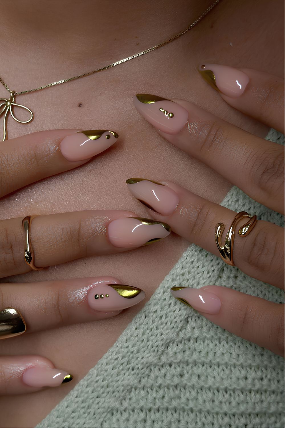 Abstrakte goldene French-Nägel mit Punktakzenten