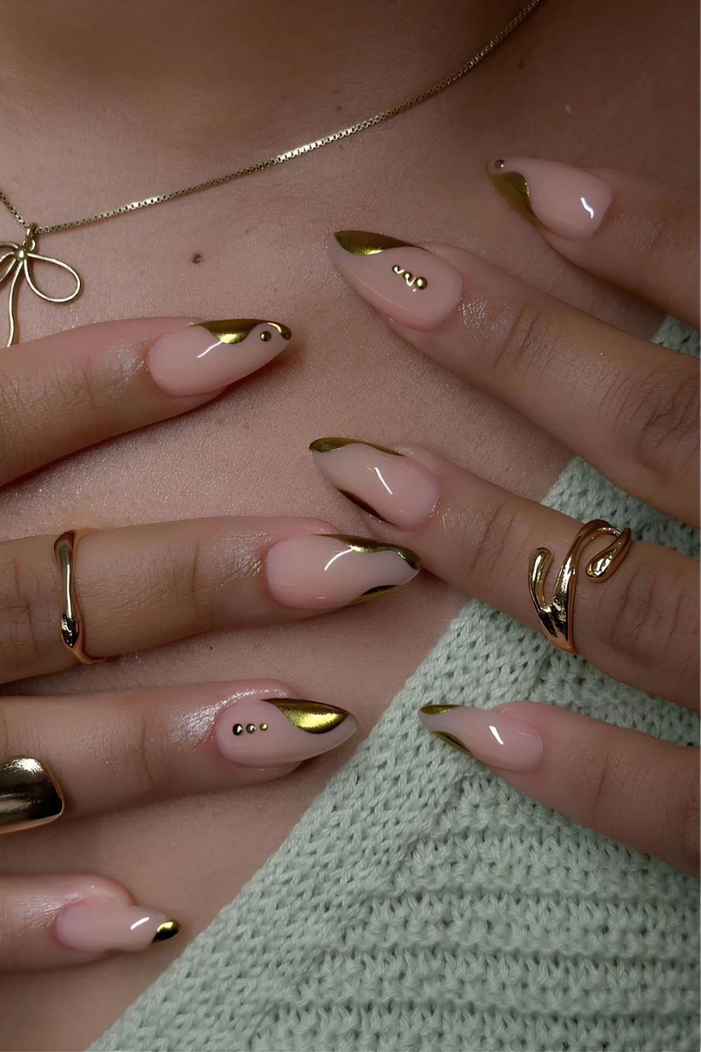 Abstrakte goldene French-Nägel mit Punktakzenten