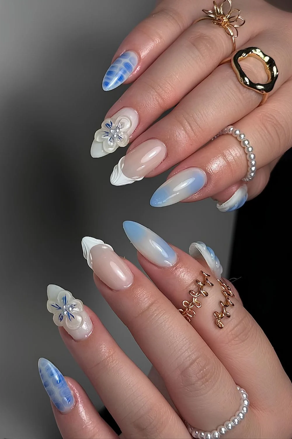 Blau-weiße-Maniküre-mit-modellierten-Blumen-und-French-Tips
