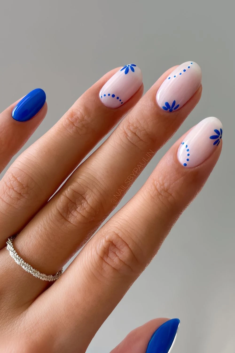Blau-weiße, mediterran inspirierte Maniküre