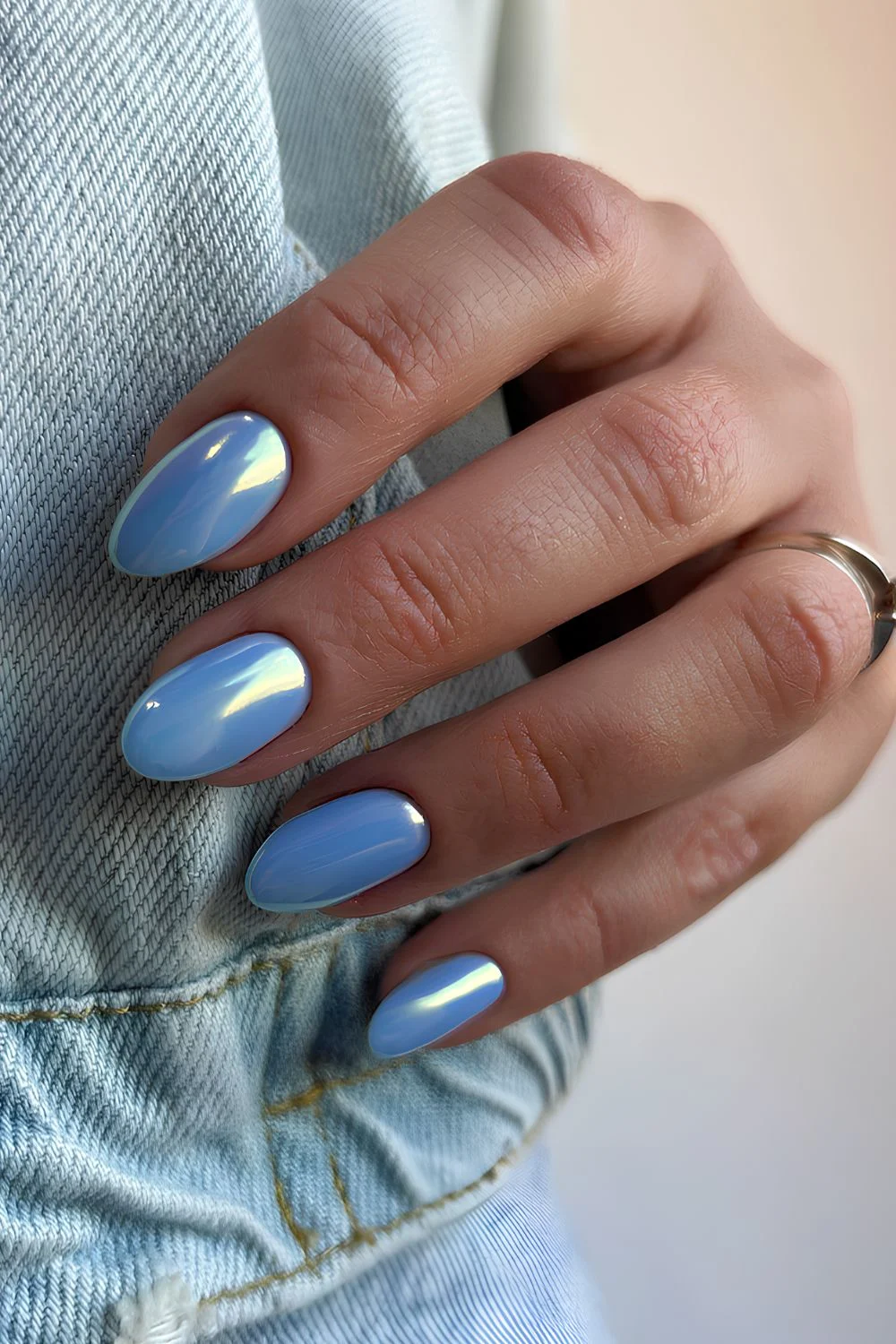 Blaue Maniküre mit reflektierendem Chrome-Finish