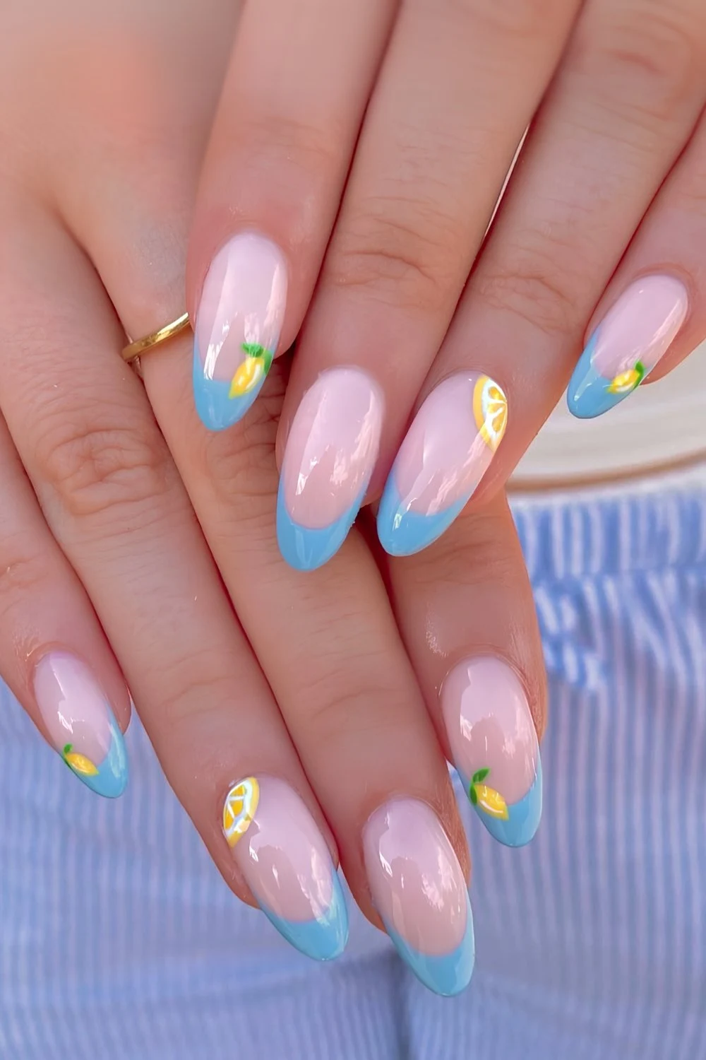 Blaues Chrome-French mit Zitronen