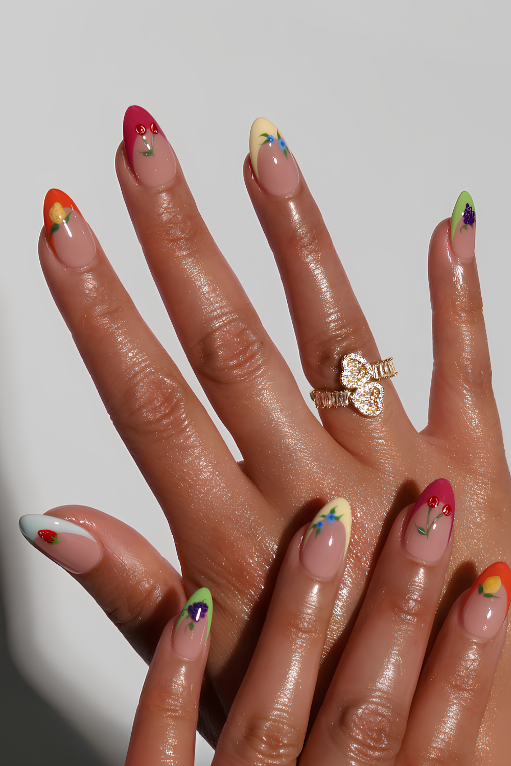 Bunte French Nails mit Frucht-Design