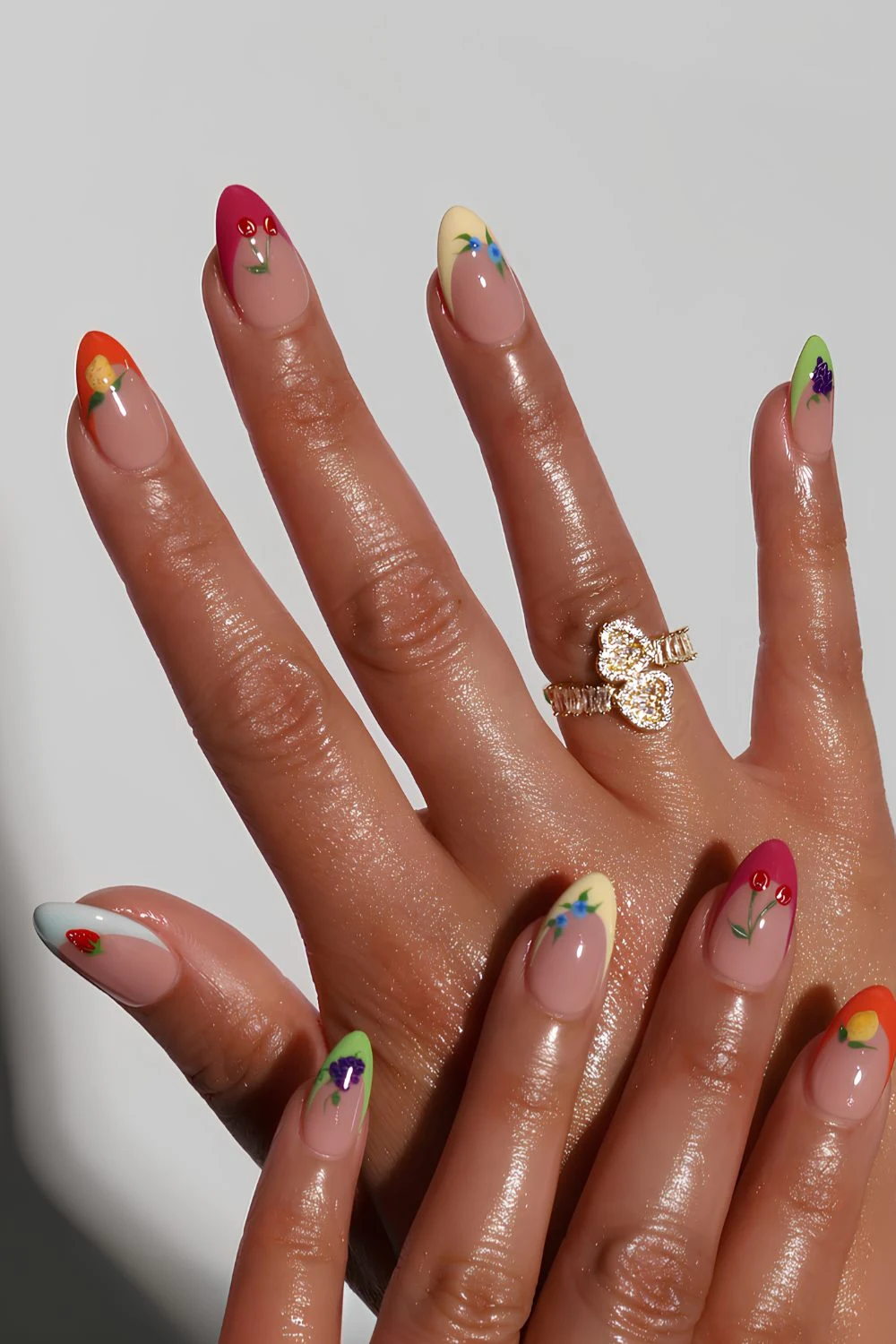 Bunte French Nails mit Frucht-Design