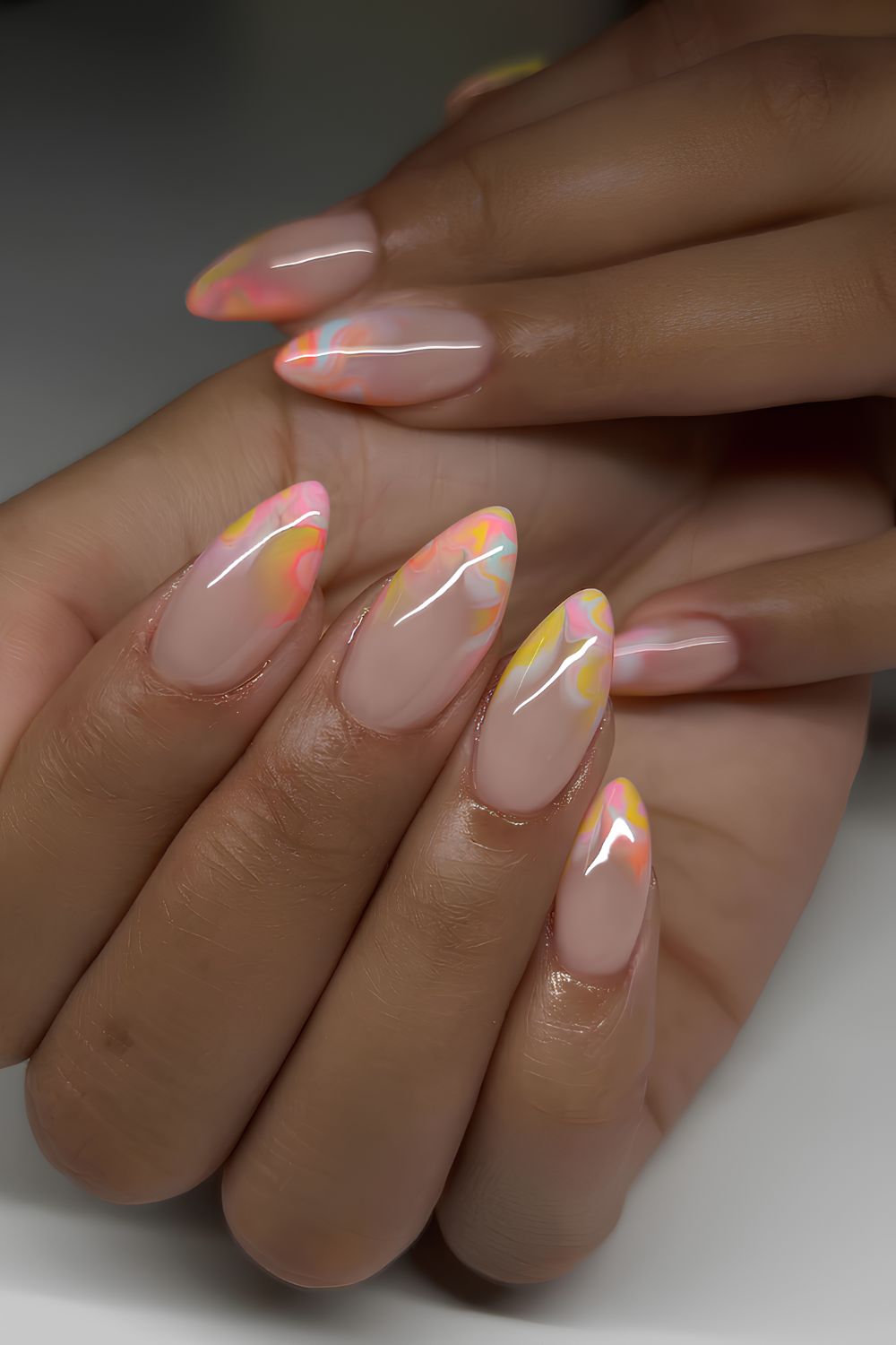 Bunte Marmor-Ombré-Maniküre