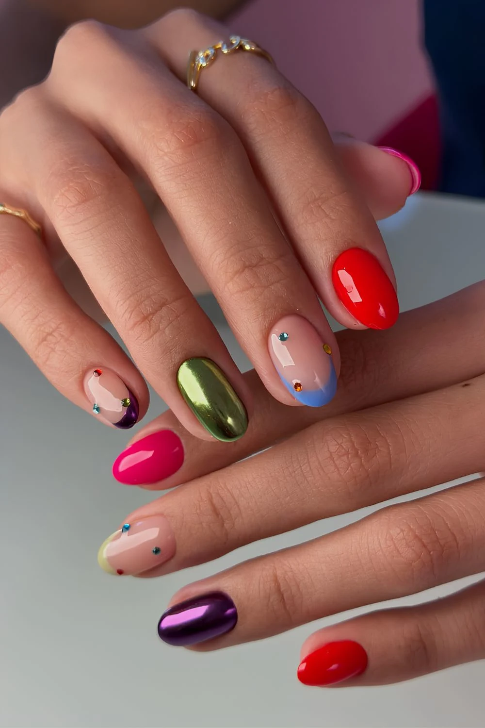 Bunte Mismatched-Nägel mit Strasssteinen