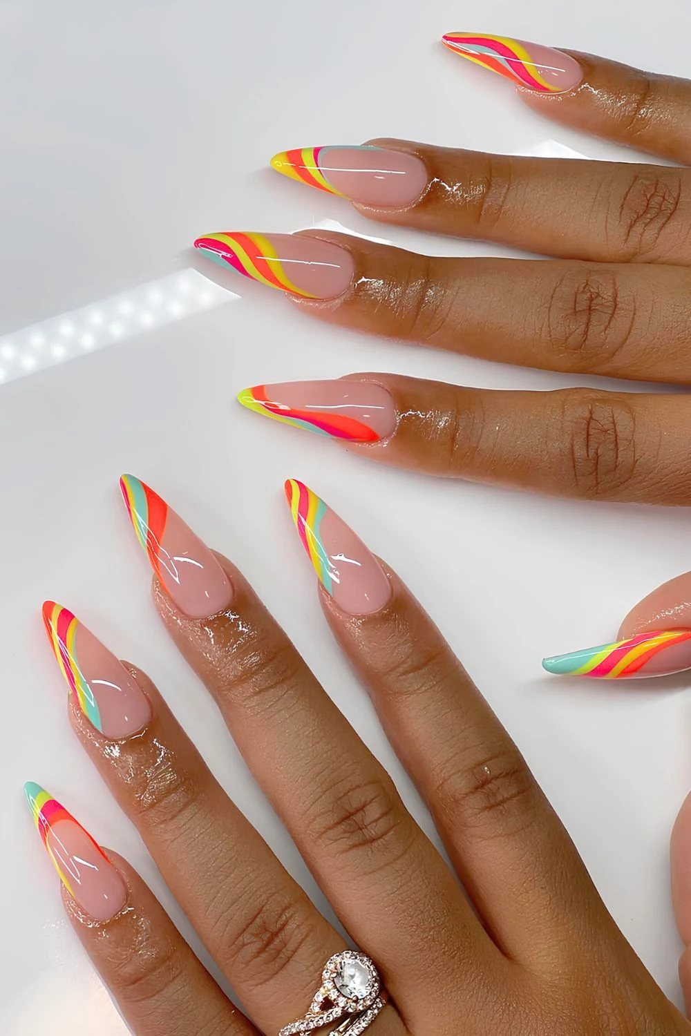 Bunte Neon-Swirl-French-Maniküre