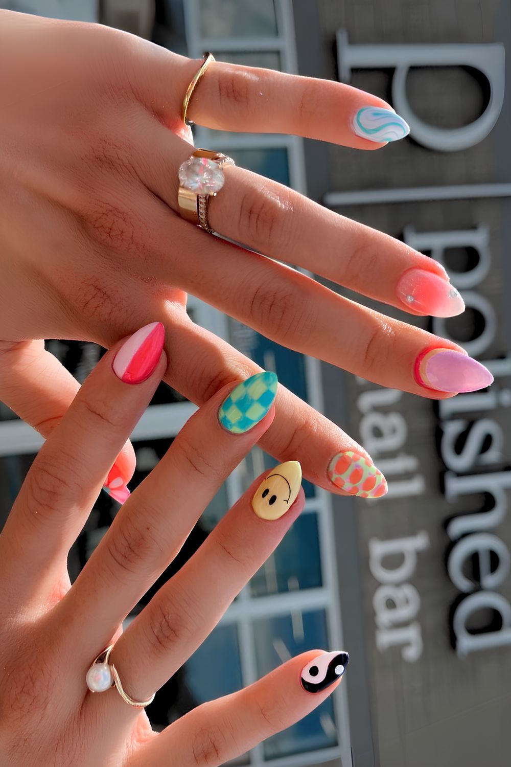 Bunte Y2K-inspirierte Nägel