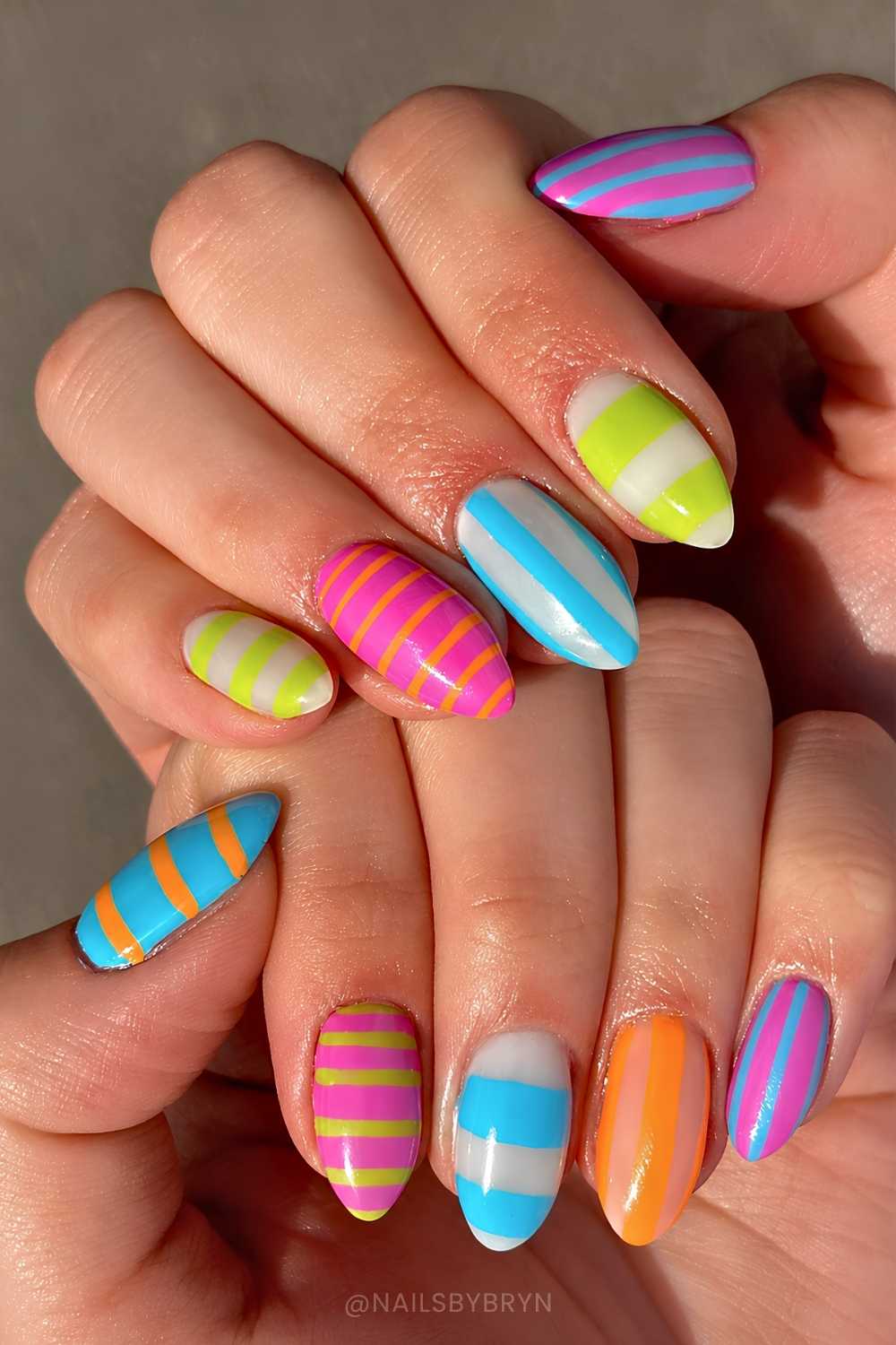 Bunte gestreifte Almond Naegel