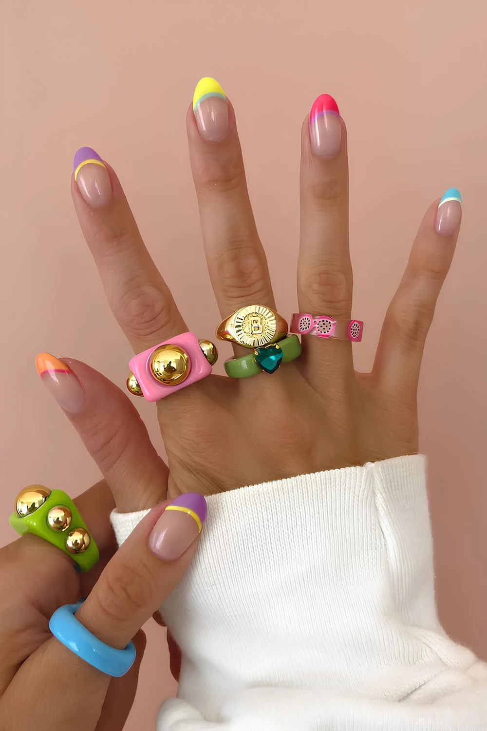 Bunte umrandete French-Tip-Maniküre