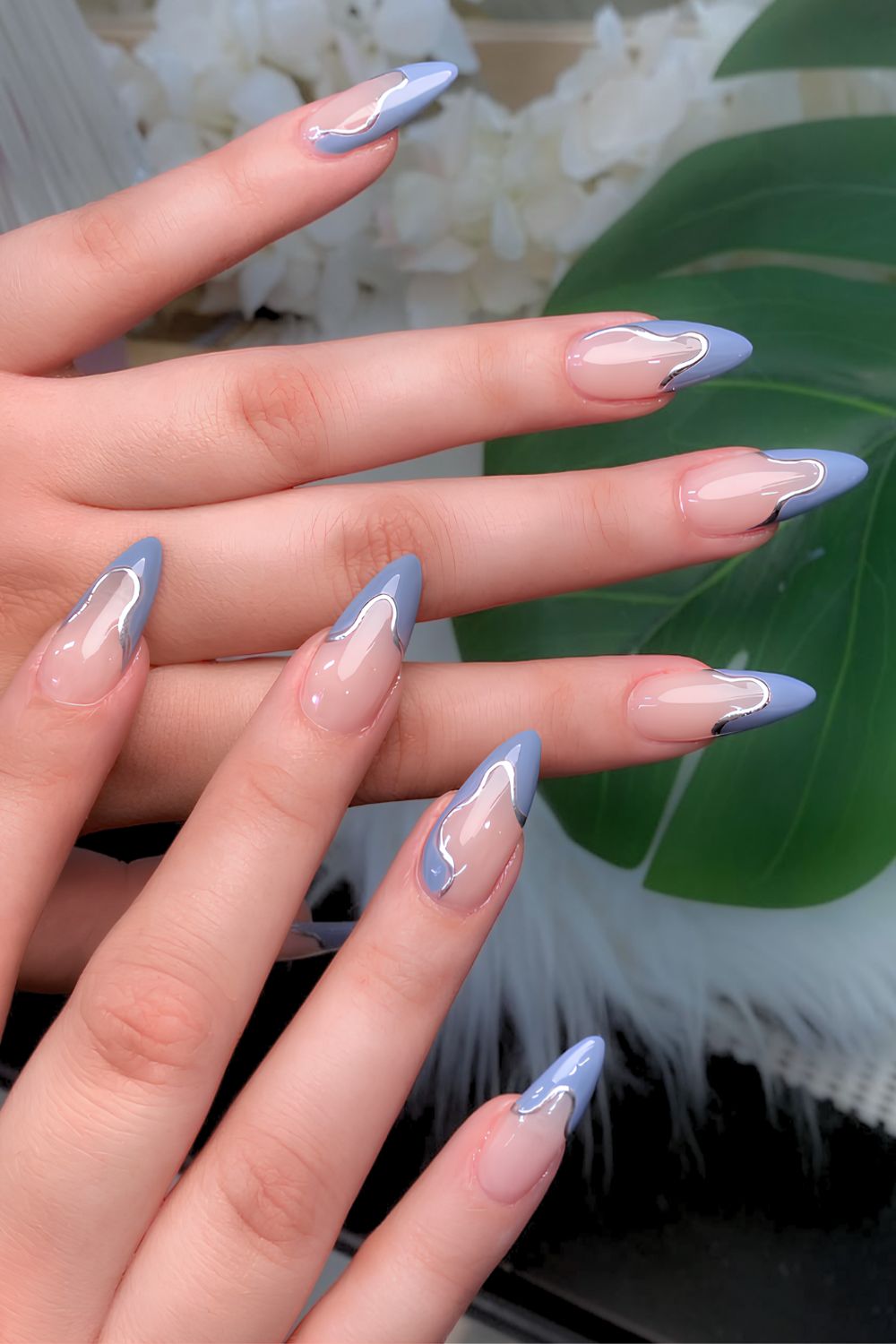 Denimblaue abstrakte French-Maniküre