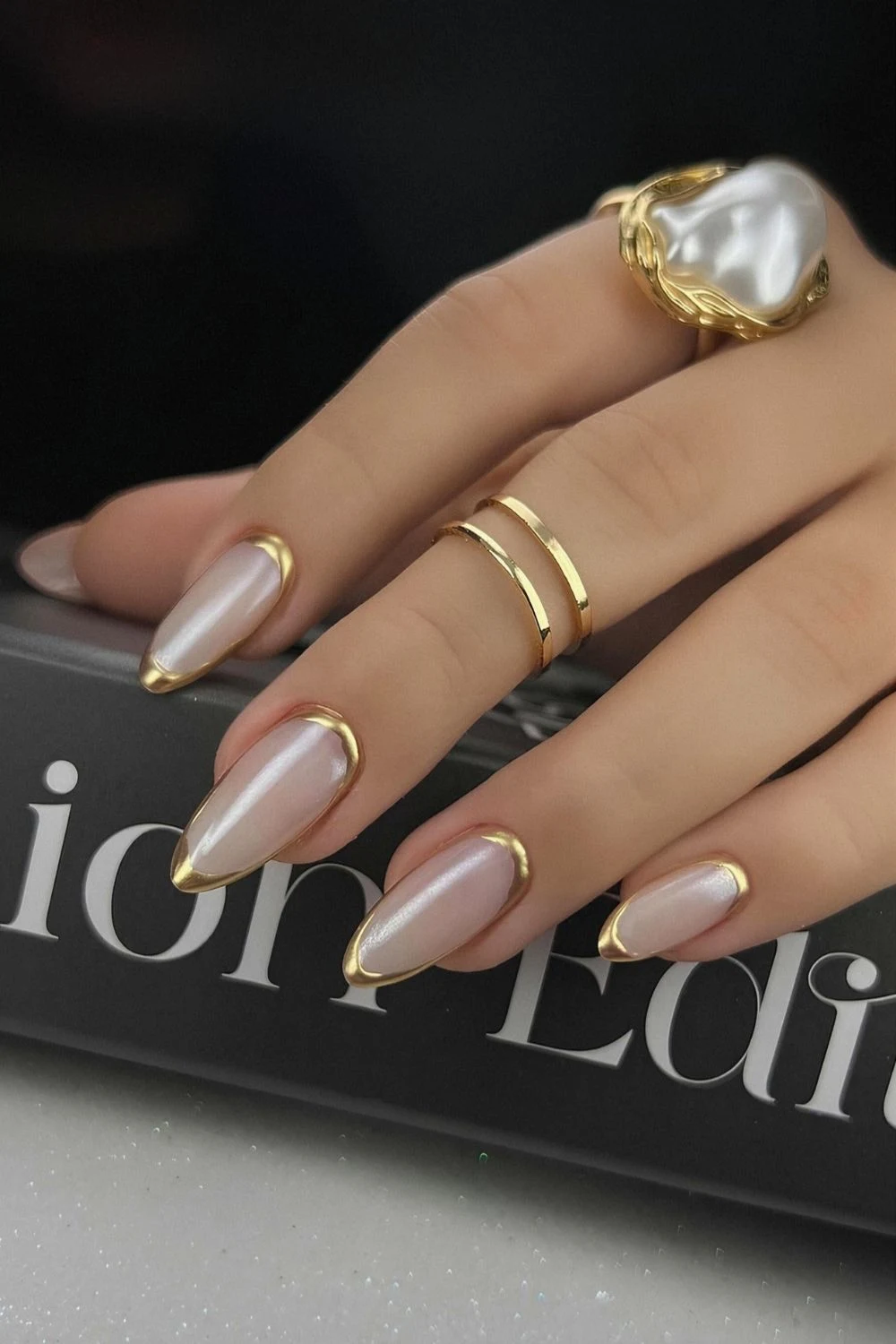 French Tips mit Goldrand auf milchig wei&szlig;er Basis