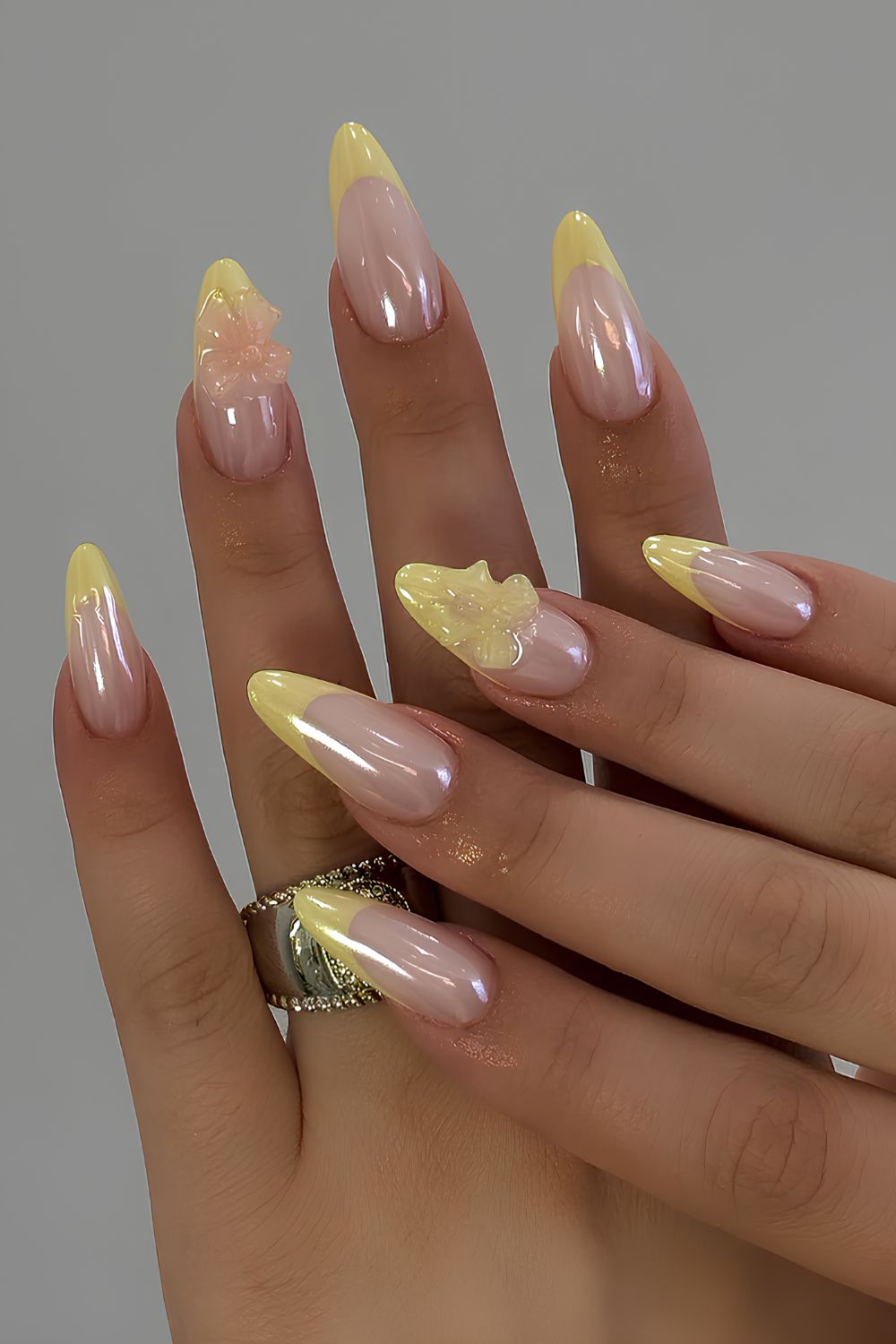 Gelbe Chrome-French-Maniküre mit texturierten Schleifen