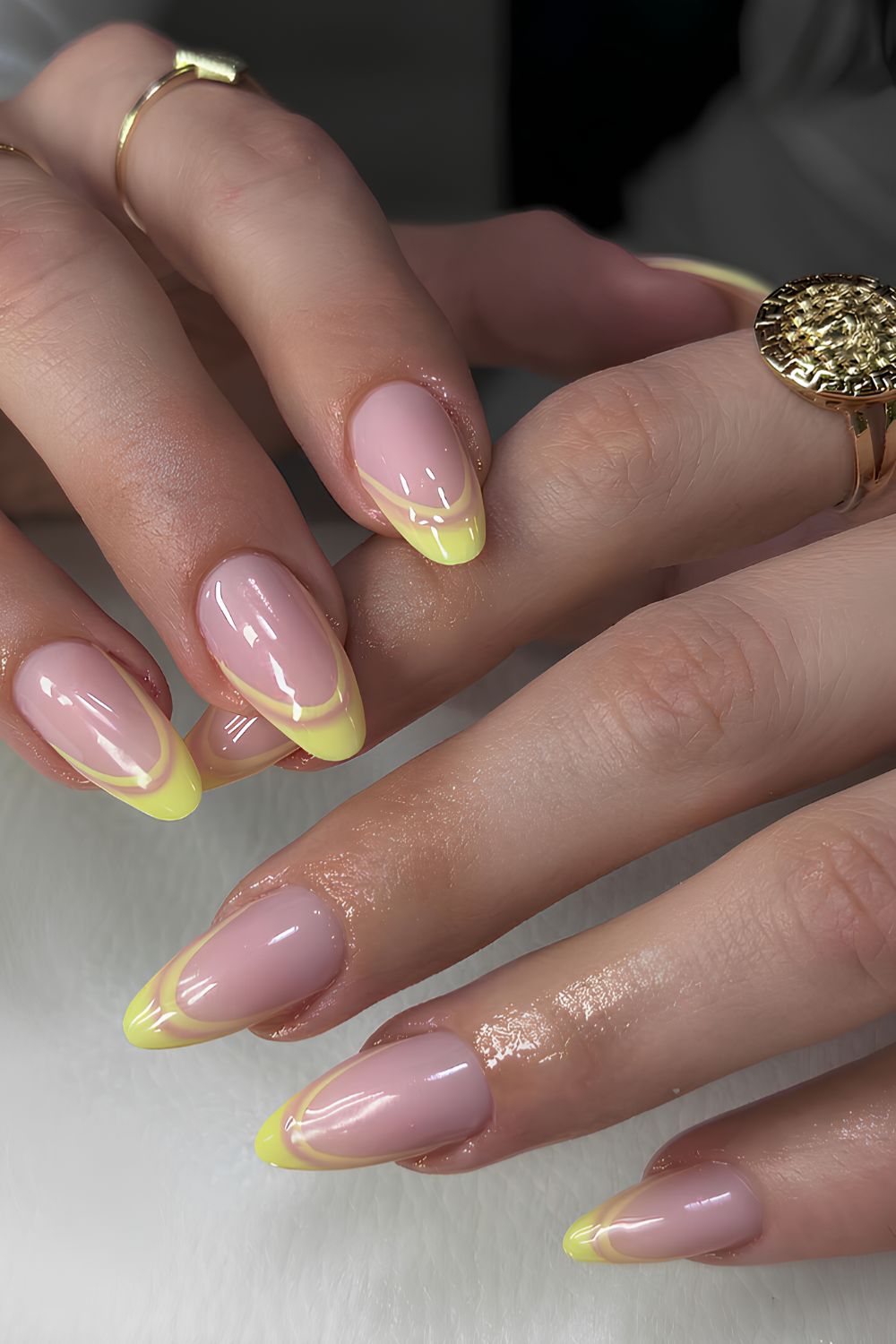 Gelbe Double-French-Tip-Nägel