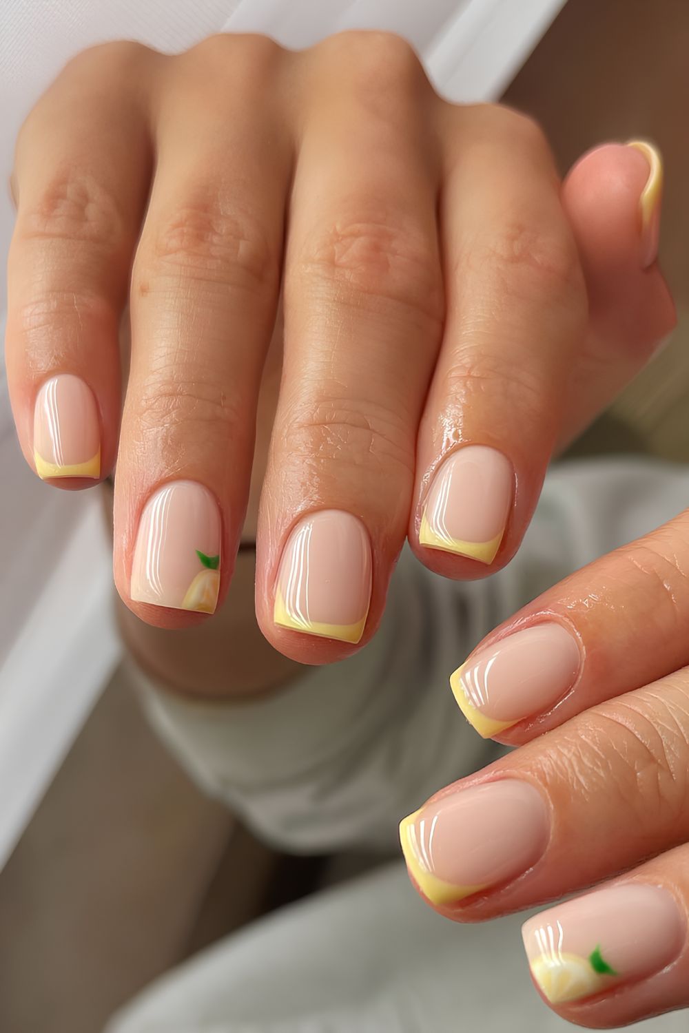 Gelbe French-Maniküre mit Zitronen