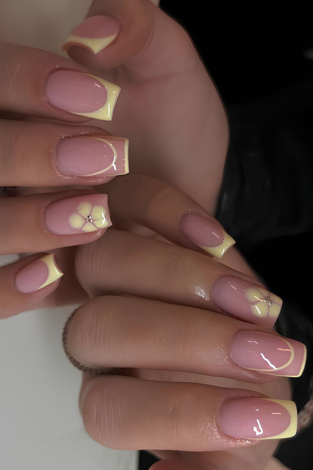 Gelbe French-Nägel mit Blooming-Gel-Blumen