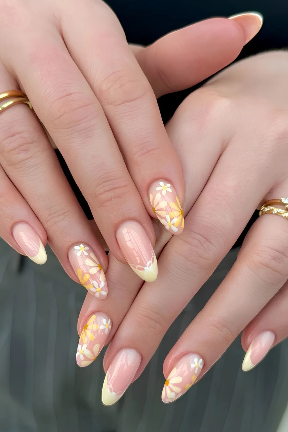 Gelbe French-Tip-Nägel mit Blumen und Schleifen