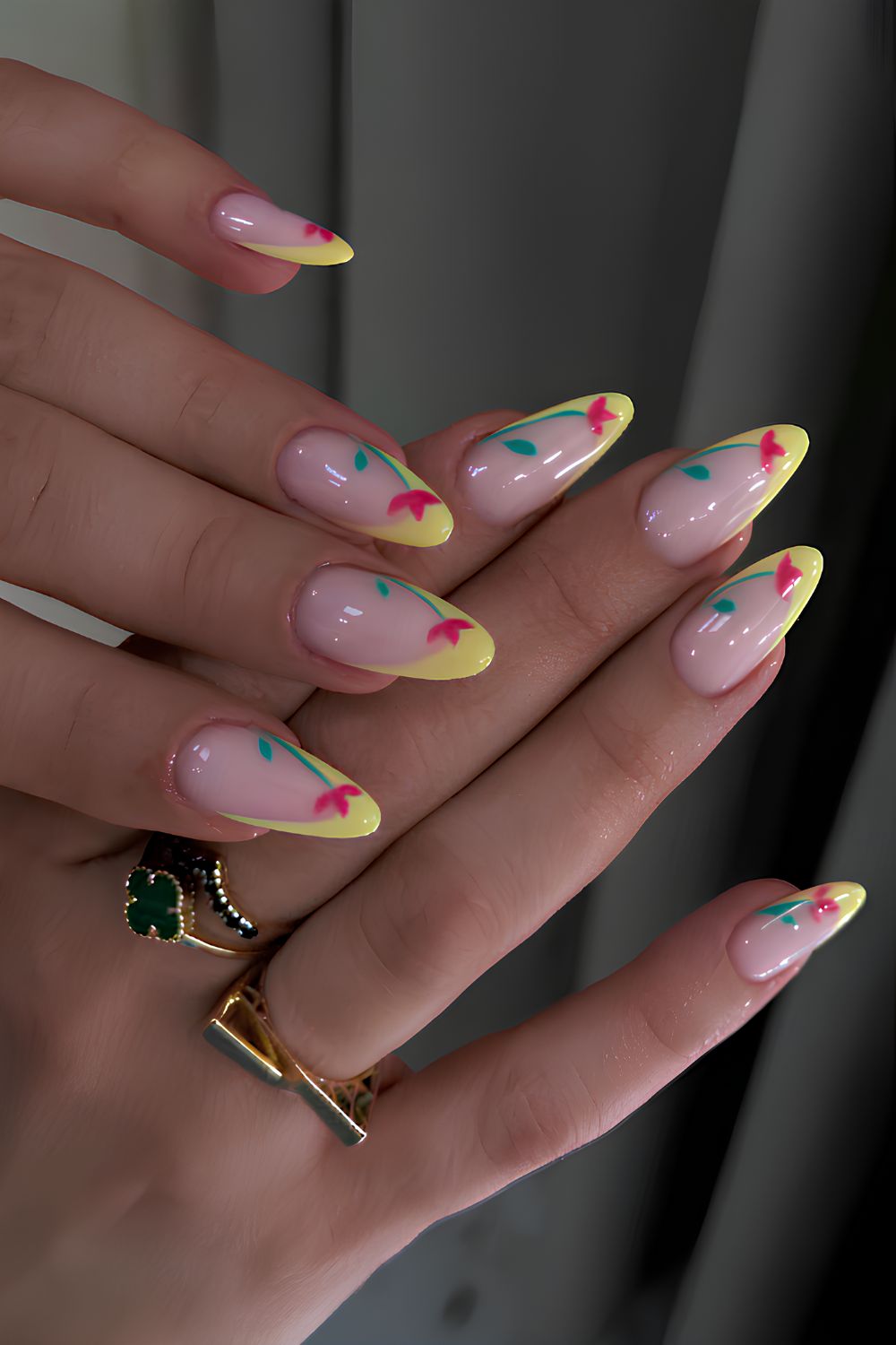 Gelbe French-Tip-Nägel mit roten Tulpenmotiven