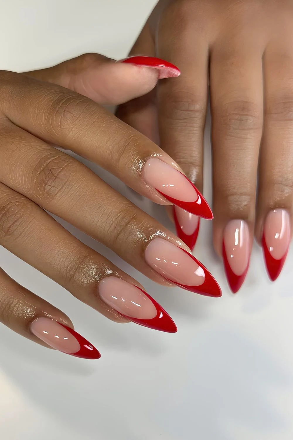 Glänzende-rote-French-Maniküre