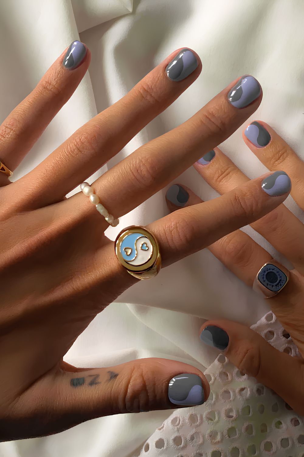 Grau-blaue Split-Swirl-Nägel